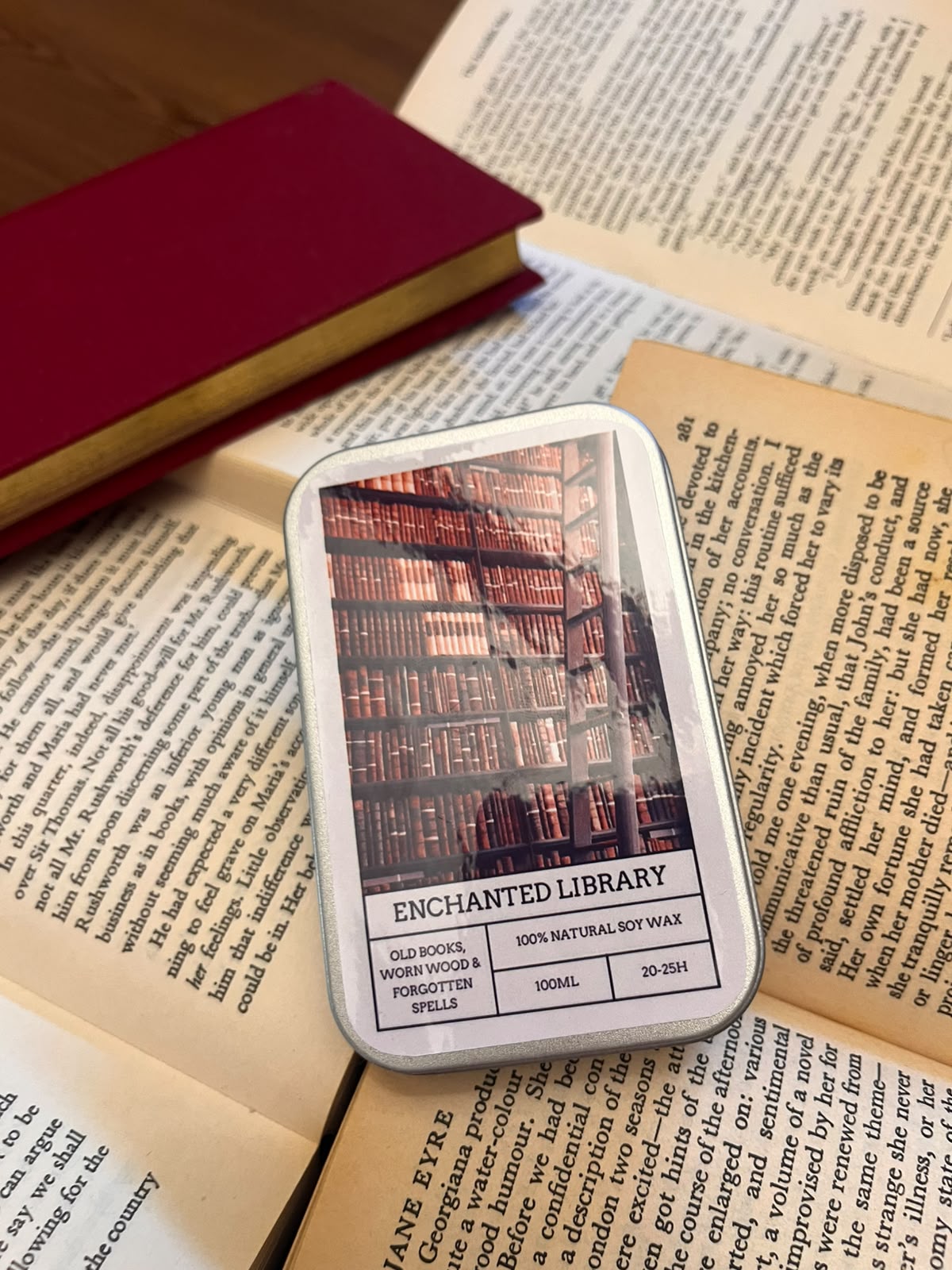 ENCHANTED LIBRARY · Vela de Soja Natural - Imagen 3