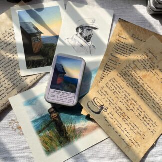 pack experiencia inmersivo seaside retreat que incluye vela aromática de salvia y sal marina, carta de un personaje ficticio, ilustraciones hechas a mano y recetas.